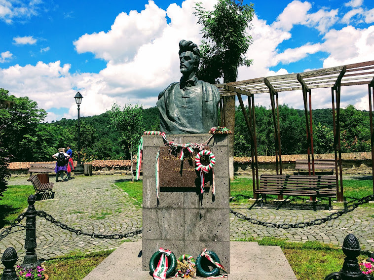 Segesvár petőfi szobor